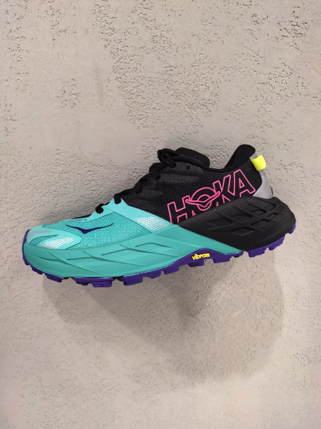 GTX跑鞋一定闷脚吗？解析2026 HOKA 防水跑鞋的4个技术真相