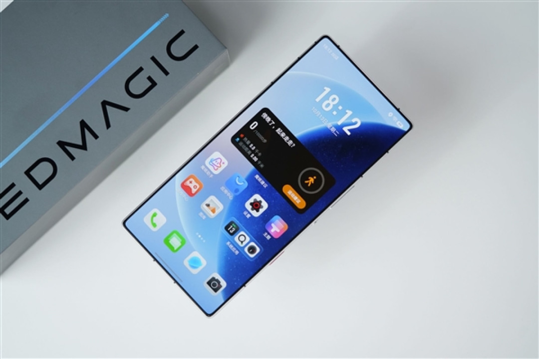 行业首款185Hz全面屏+RGB水冷!红魔12 Pro+图赏