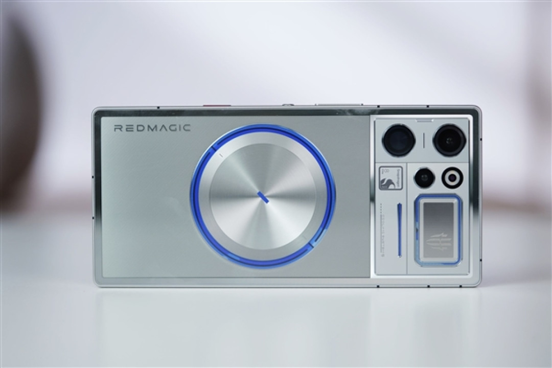 行业首款185Hz全面屏+RGB水冷!红魔12 Pro+图赏