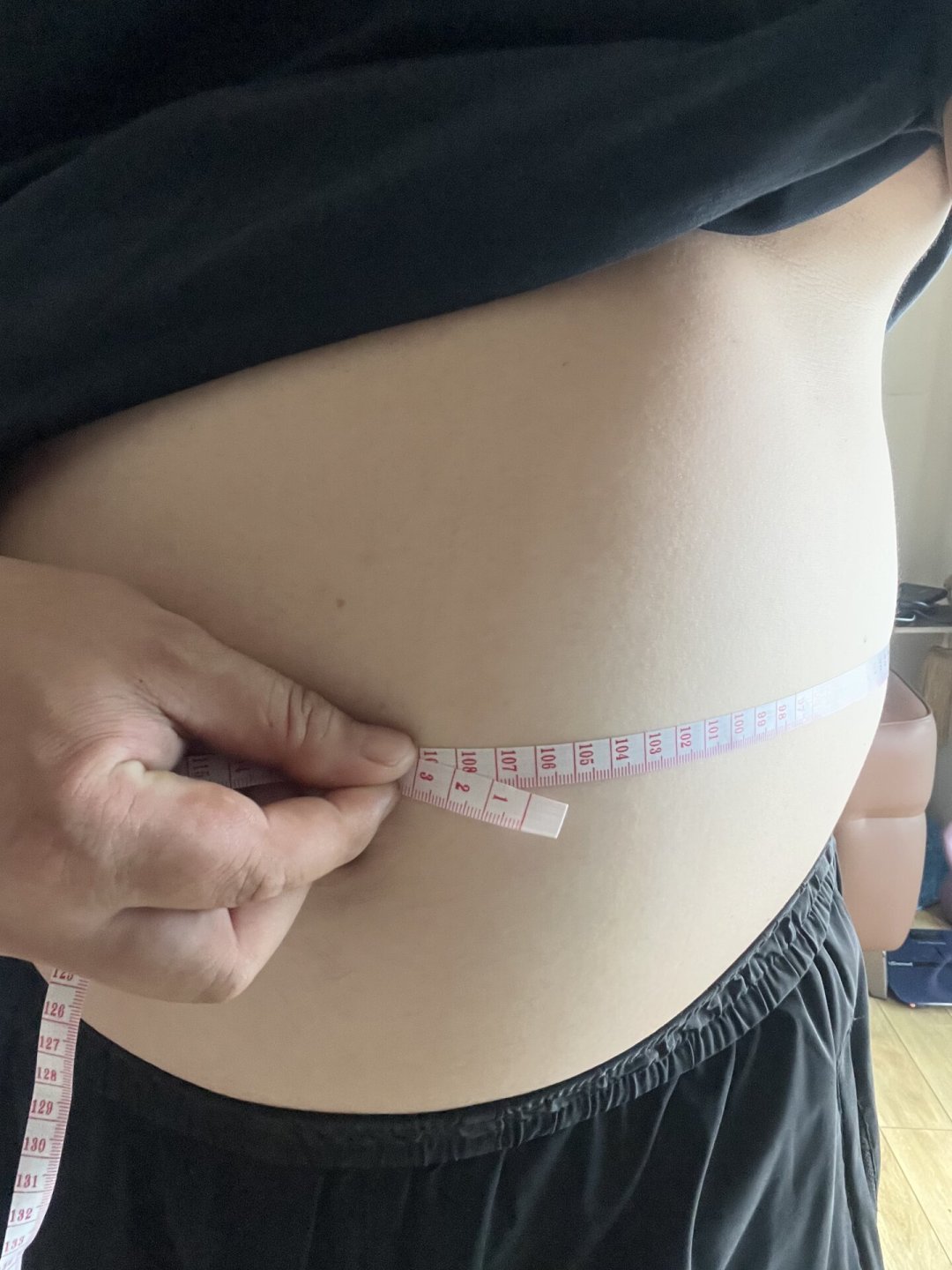 体重不超标、四肢不粗,就肚子支棱着?“我不胖”遮不住久坐攒下的内脏脂肪,机制是肌肉太少、消耗太低:先量腰围90cm线和腰高比0.5判断自己超没超,报告干净就别节食、做身体重组——每周2次全身力量(椅子深蹲/上斜俯卧撑/背包划船/臀桥,膝盖腰不好有替代动作)+饭后走10-15分钟、减酒戒液体糖,每两周量一次腰围看动静;报告上已有脂肪肝、血糖、血脂箭头的,先拿报告看医生,训练只做辅助