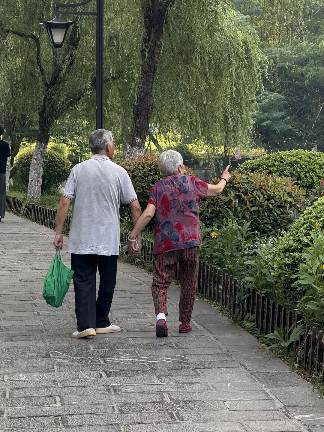 体重不超标、四肢不粗,就肚子支棱着?“我不胖”遮不住久坐攒下的内脏脂肪,机制是肌肉太少、消耗太低:先量腰围90cm线和腰高比0.5判断自己超没超,报告干净就别节食、做身体重组——每周2次全身力量(椅子深蹲/上斜俯卧撑/背包划船/臀桥,膝盖腰不好有替代动作)+饭后走10-15分钟、减酒戒液体糖,每两周量一次腰围看动静;报告上已有脂肪肝、血糖、血脂箭头的,先拿报告看医生,训练只做辅助