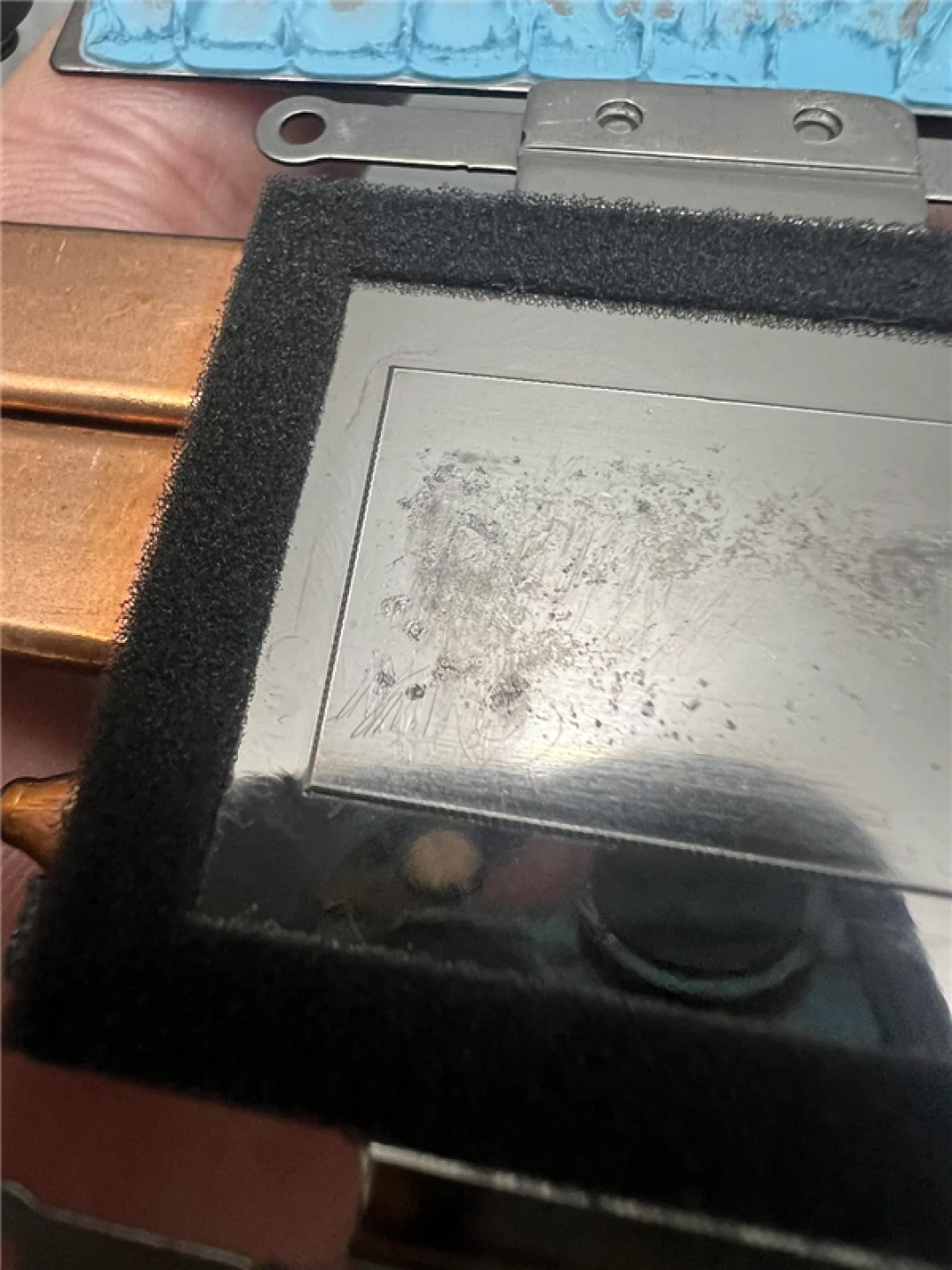 太离谱了！网友用刀片刮CPU清理液金：把铜质底座都刮凹了