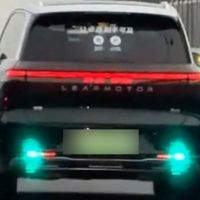 车灯禁止显示表情包背后：炫目干扰与行车安全的硬核科普