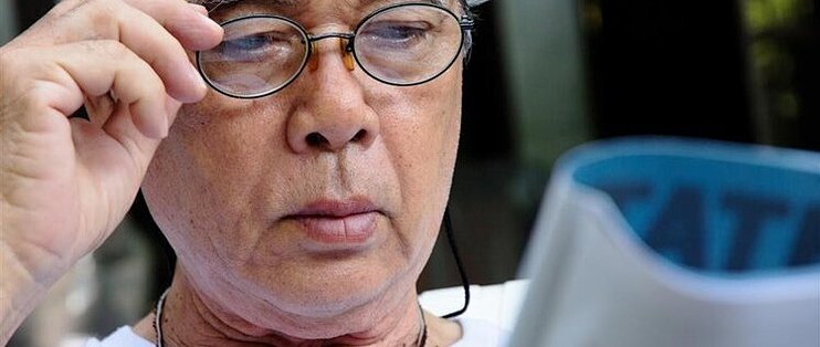 手机越拿越远，是老花眼来了？别急着换眼镜