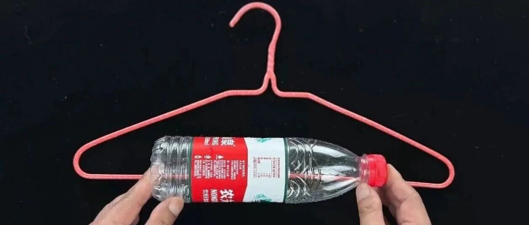毛衣肩膀鼓起两个包?先别怪质量:喷水抻一抻多半能救,挂法换了不再犯