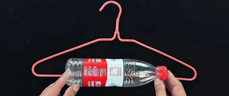 毛衣肩膀鼓起两个包？先别怪质量：喷水抻一抻多半能救，挂法换了不再犯