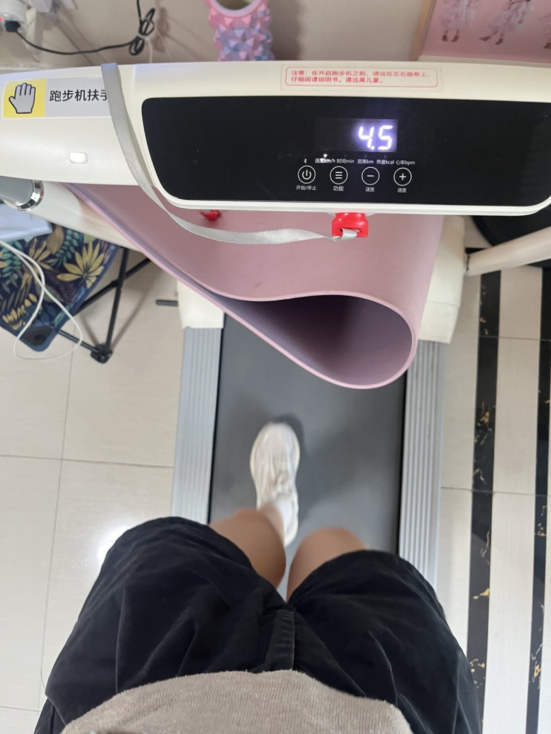 大基数想减肚子,跑步膝盖顶不住?别硬扛,这阶段爬坡走更适合你,但12-3-30别照抄:坡度3—5%起步、说话测试卡档,6周三阶段再过渡到跑走交替,膝盖刺痛肿胀当场停、去医院