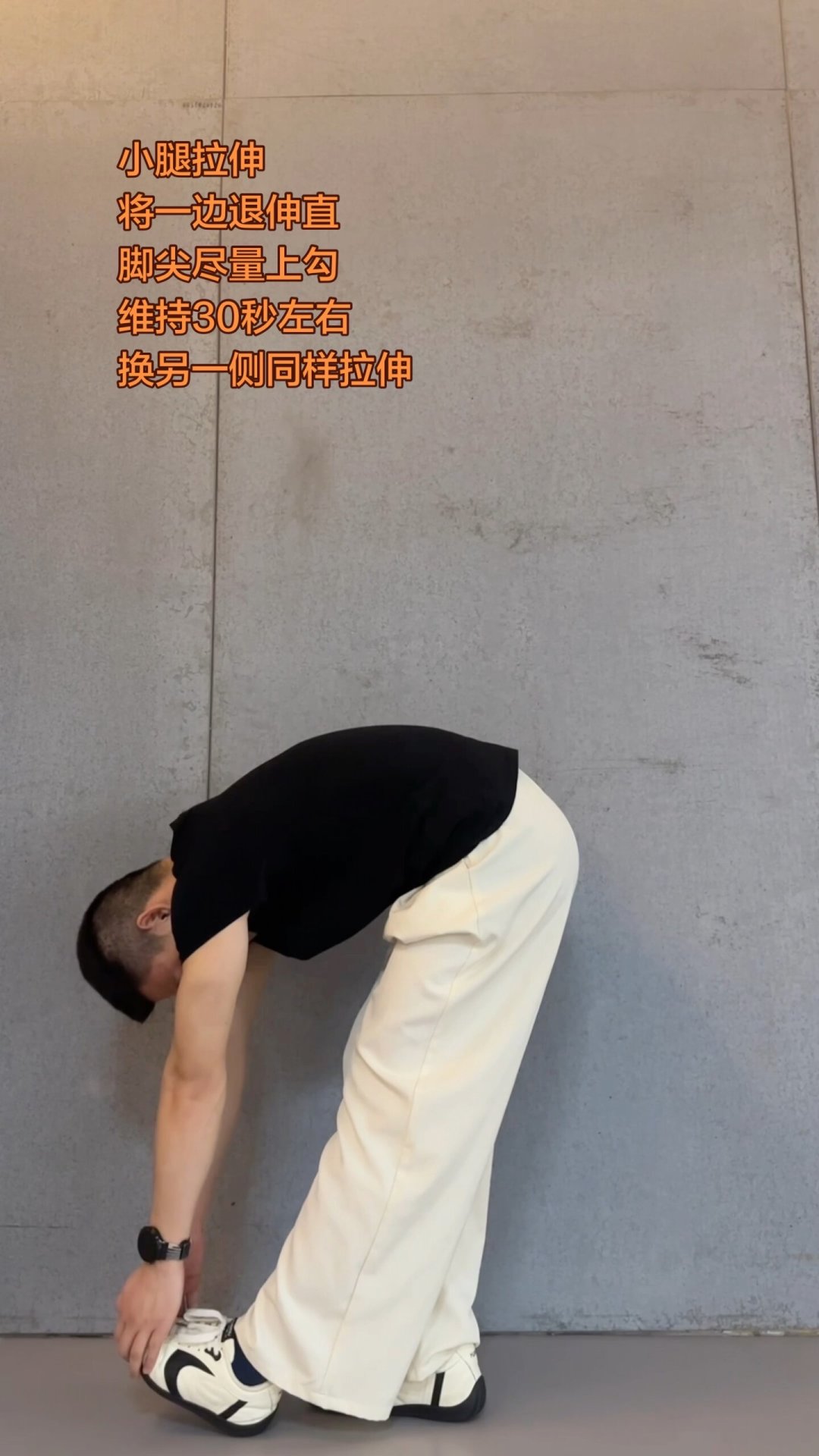大基数想减肚子,跑步膝盖顶不住?别硬扛,这阶段爬坡走更适合你,但12-3-30别照抄:坡度3—5%起步、说话测试卡档,6周三阶段再过渡到跑走交替,膝盖刺痛肿胀当场停、去医院