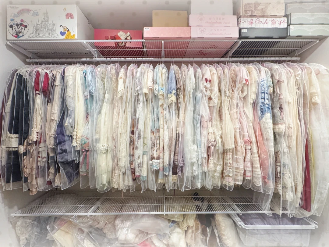羽绒服在宿舍挂不下又不敢抽?床底塞、行李箱卷,学生们的办法真管用