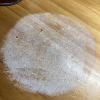 桌子被火锅烫出白印，别先抓酒精：有人越擦越白，先判深浅再决定吹还是抹油