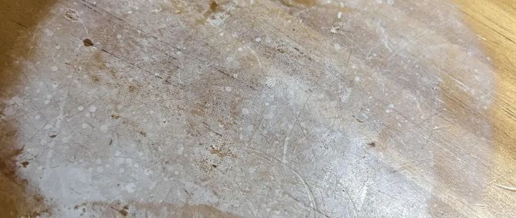 桌子被火锅烫出白印，别先抓酒精：有人越擦越白，先判深浅再决定吹还是抹油
