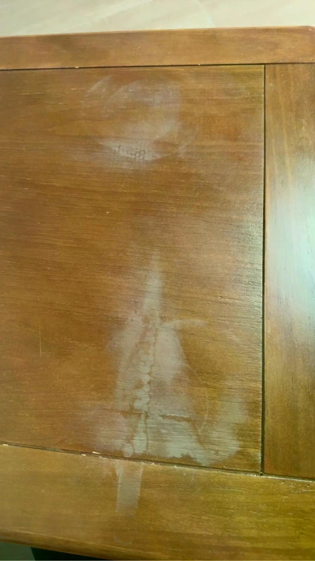 桌子被火锅烫出白印，别先抓酒精：有人越擦越白，先判深浅再决定吹还是抹油