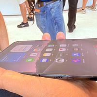 曝iPhone Duo折痕区域较软——客服承认“硬的折不过来”，贴膜与日常保养避坑指南