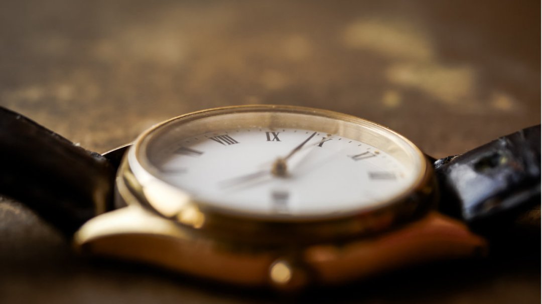 「不试戴刷67万寄走两块劳力士」撞上「搜手表回收18条14条是广告」：想出表还是想换表的对账党，先把邮寄、软文、流通性这三本账对完