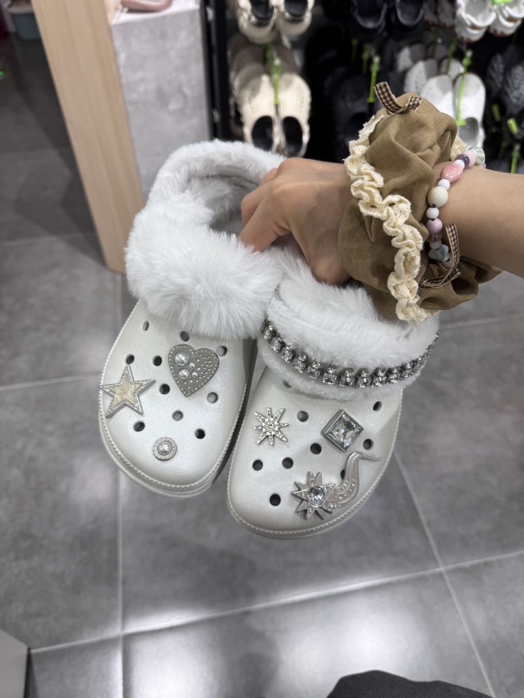 『入冬笔记』撞上『599元洞洞鞋一个月磨平』：暖棉洞洞鞋对账党，今晚20点双11开闸前，先把机型、价梯、售后这三本账对完