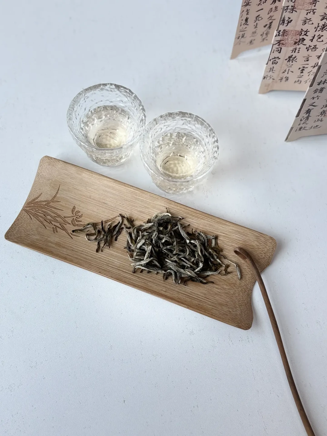 来北京一趟，把张一元买明白：总店一楼排半小时、二楼一刻钟，10元的纸包才是伴手礼之王，寄递和行李的账一次摊开