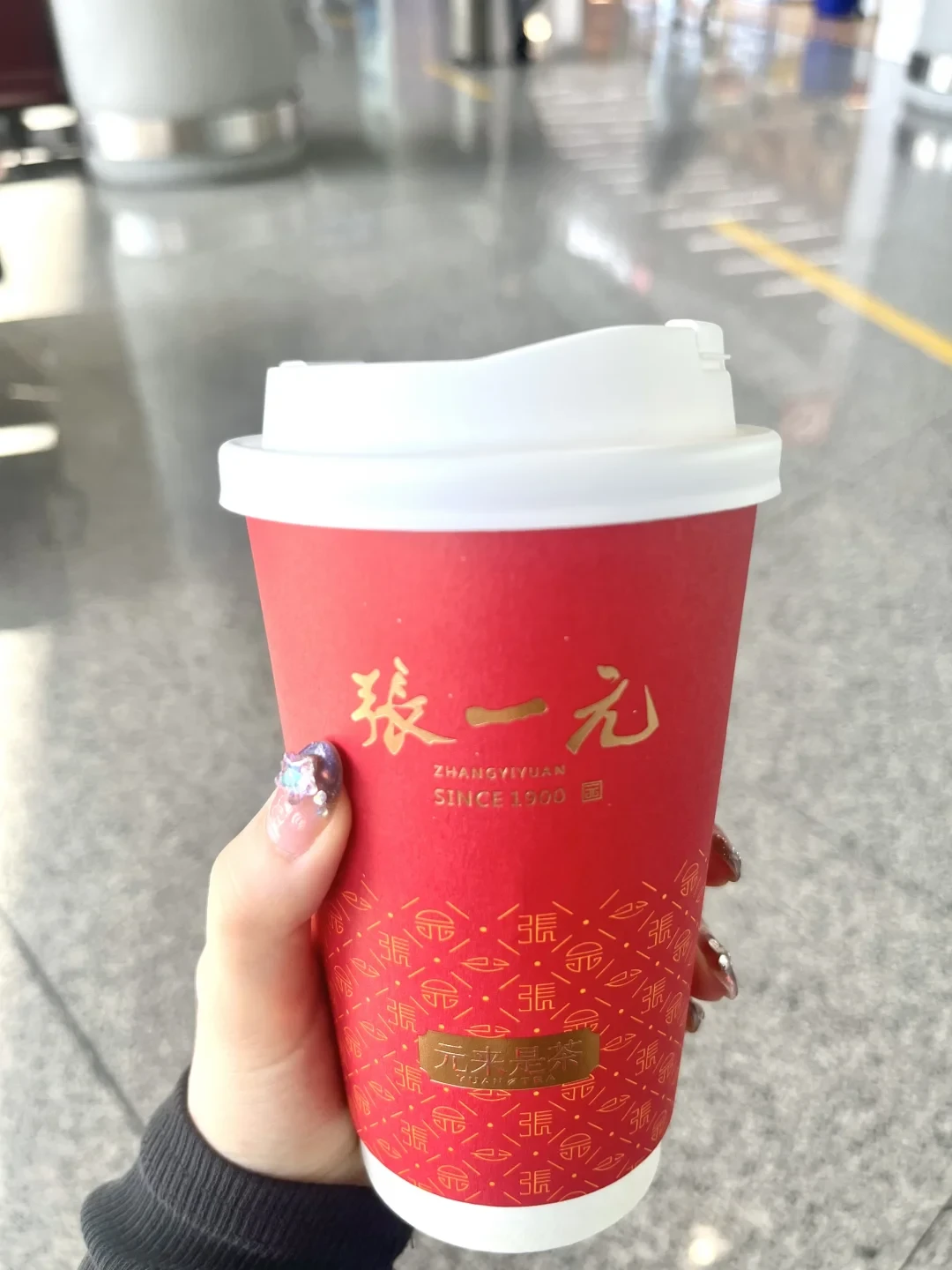 来北京一趟，把张一元买明白：总店一楼排半小时、二楼一刻钟，10元的纸包才是伴手礼之王，寄递和行李的账一次摊开
