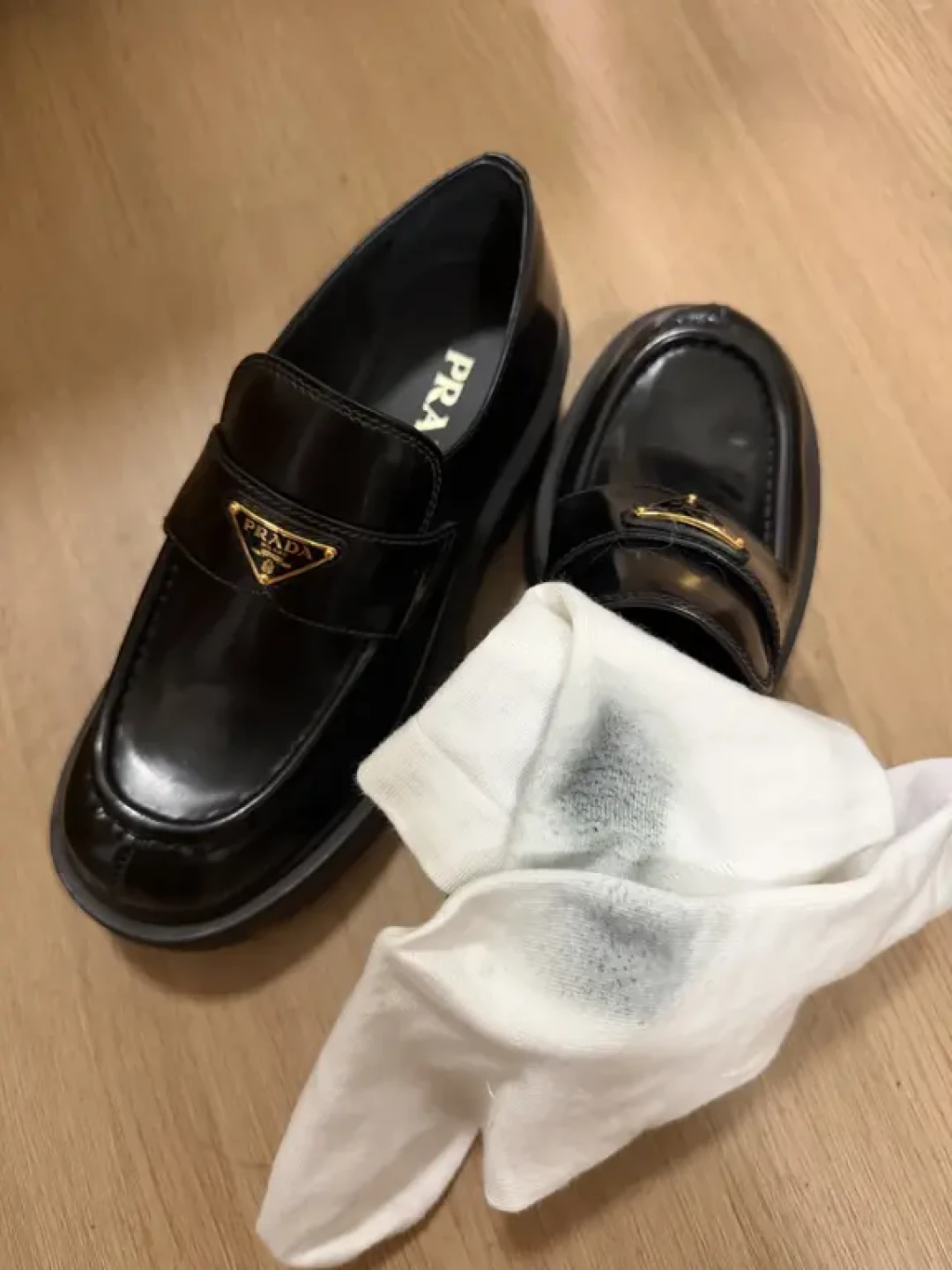 「专柜2万2」撞上「小韩1万6」:双11蹲人生第一只Prada Bonnie的姐妹,今晚锁单前,先把渠道、售后、回收这三本账对完