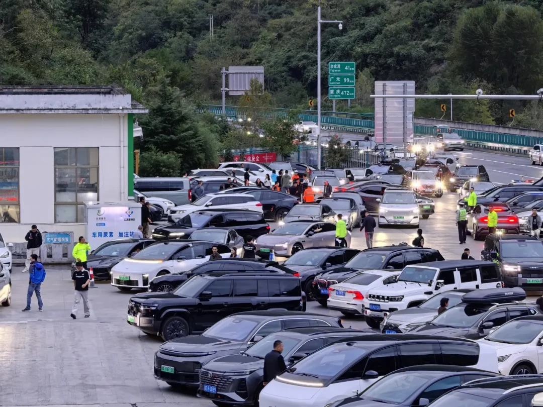 油价8.58元,重算那笔刷屏的“换电车账”:盈亏平衡点从1.5万公里掉到1万