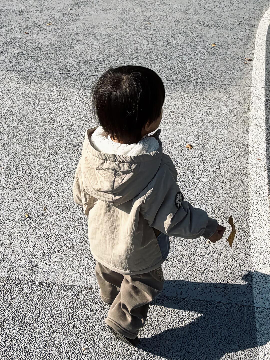 寒潮来了,娃出门穿多少?先摸后颈,穿够三层