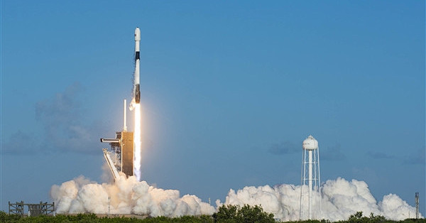 SpaceX上市以来首次季度盈利！马斯克再放豪言：1万亿美元营收目标或提前至2028年