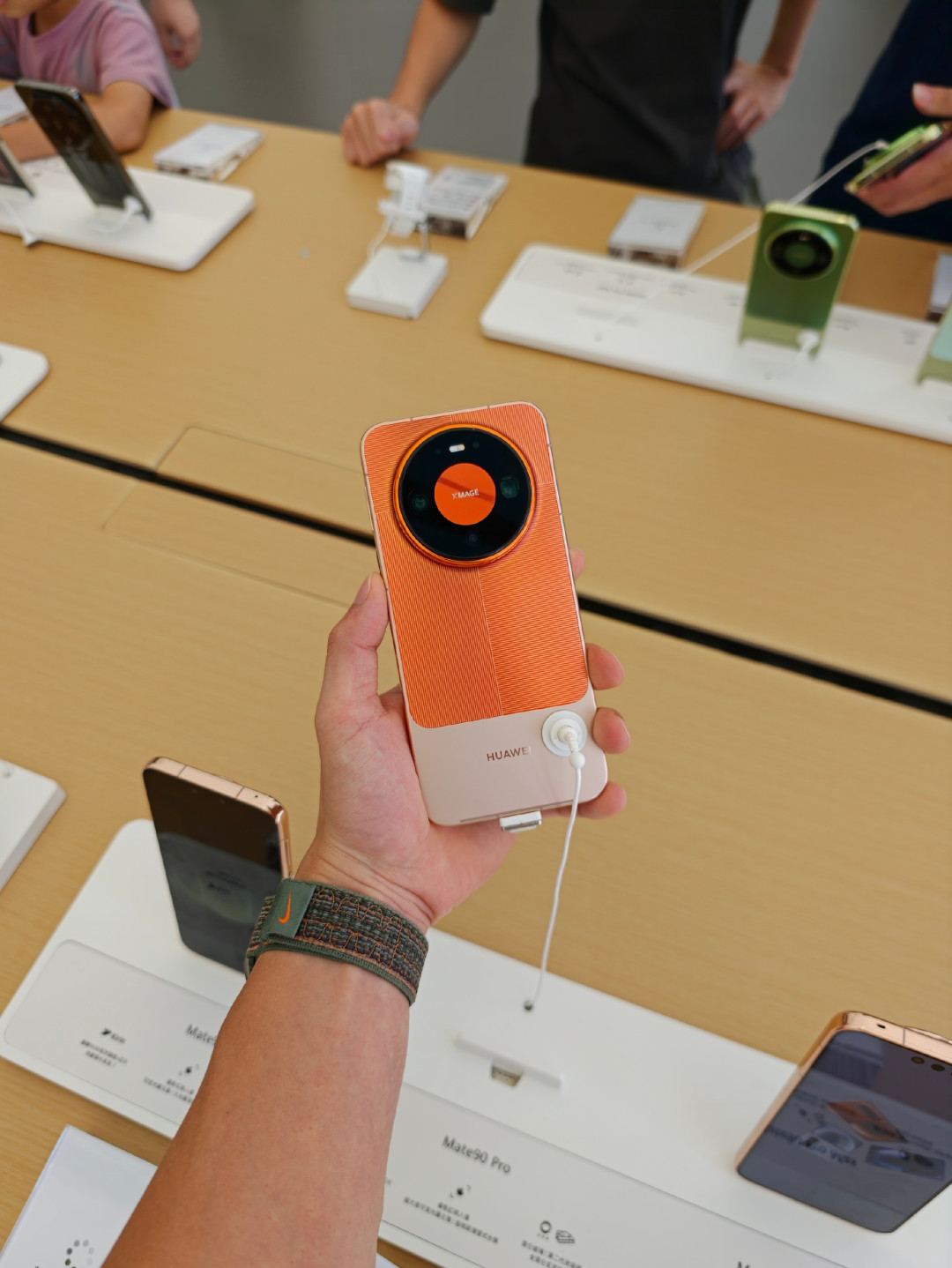 4张卡塞进一台手机:Mate90「四卡三待」是刚需还是噱头