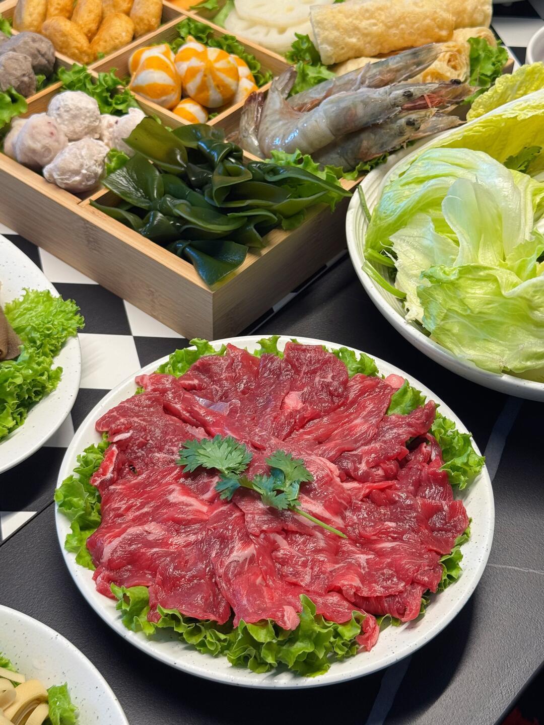 降温涮火锅：8%牛肉也算牛肉丸，肥牛卷“原切”未必是原切