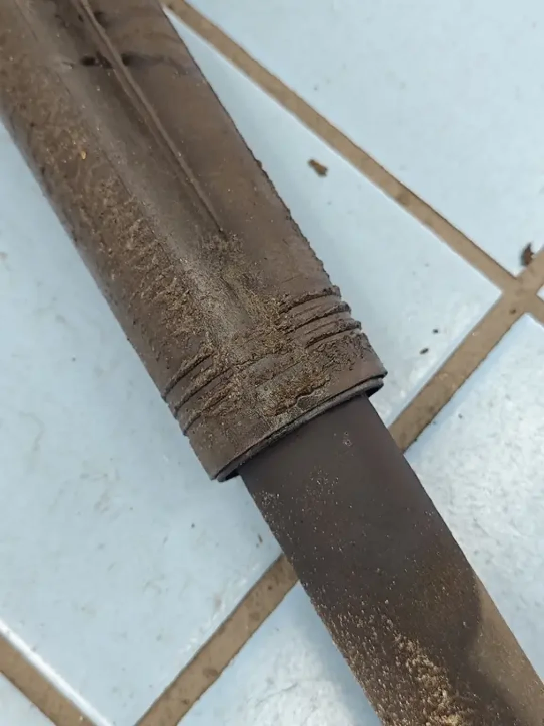 老车减震器漏油?先分清“渗”和“漏”,可能省下几千冤枉钱