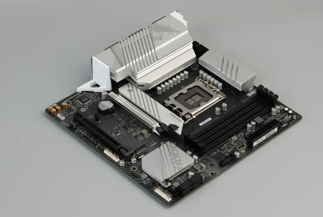 主板厂回头给DDR4出新板:B760M跌到360元、闲鱼套条400元,可全新DDR4已破千,看清三张价签再上末班车