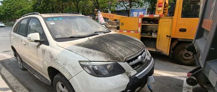 爸那台2012年的老车，车商出价2600：我扒完年底的报废线和报废派、置换派的帖子，他这台报废比置换多落三千多——但钱先别算，先回答他还要不要车