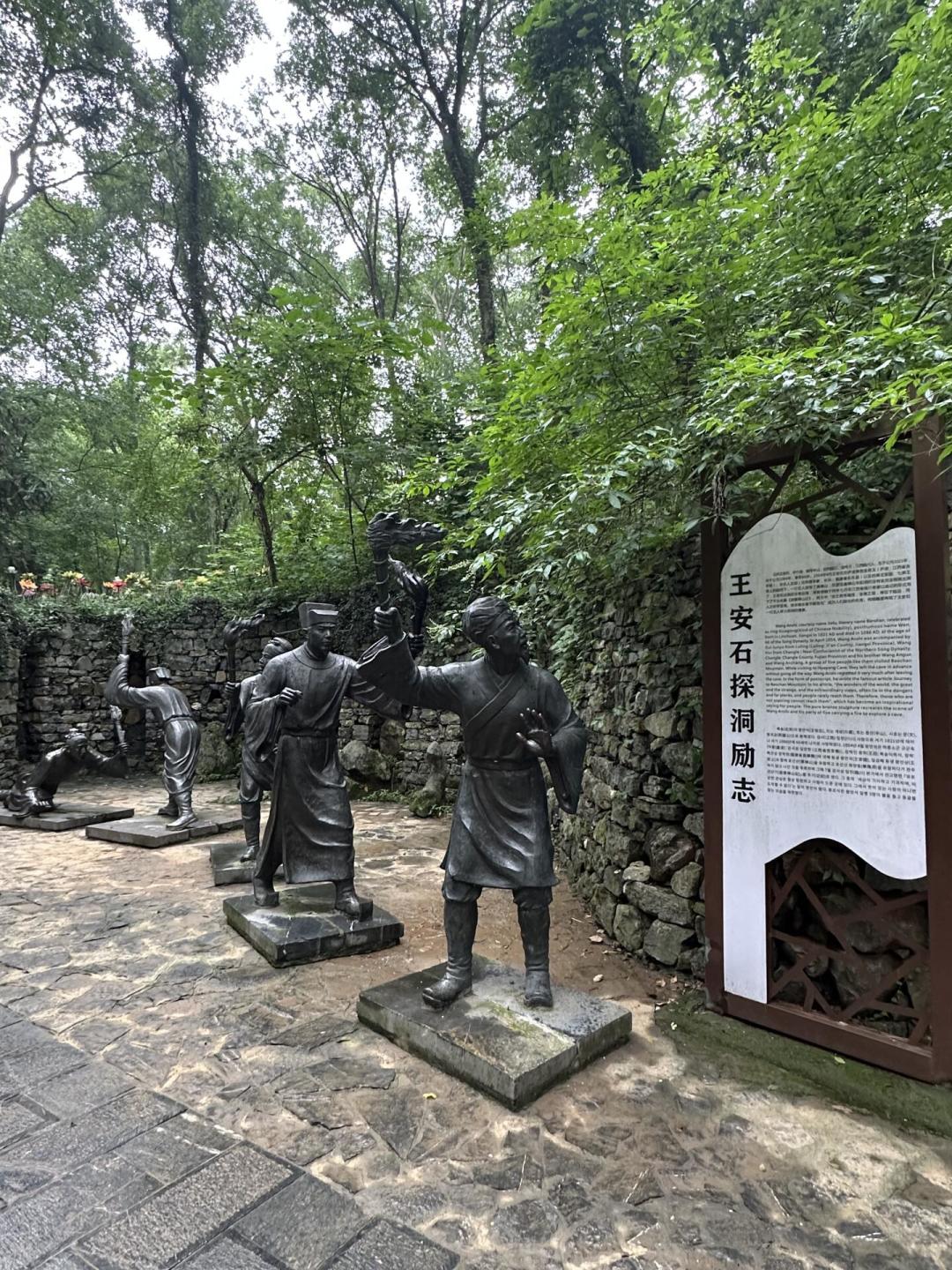 错峰奔县的窗口到了：祁连一天挤进10万人、县城酒店卖出870一晚，这周末去