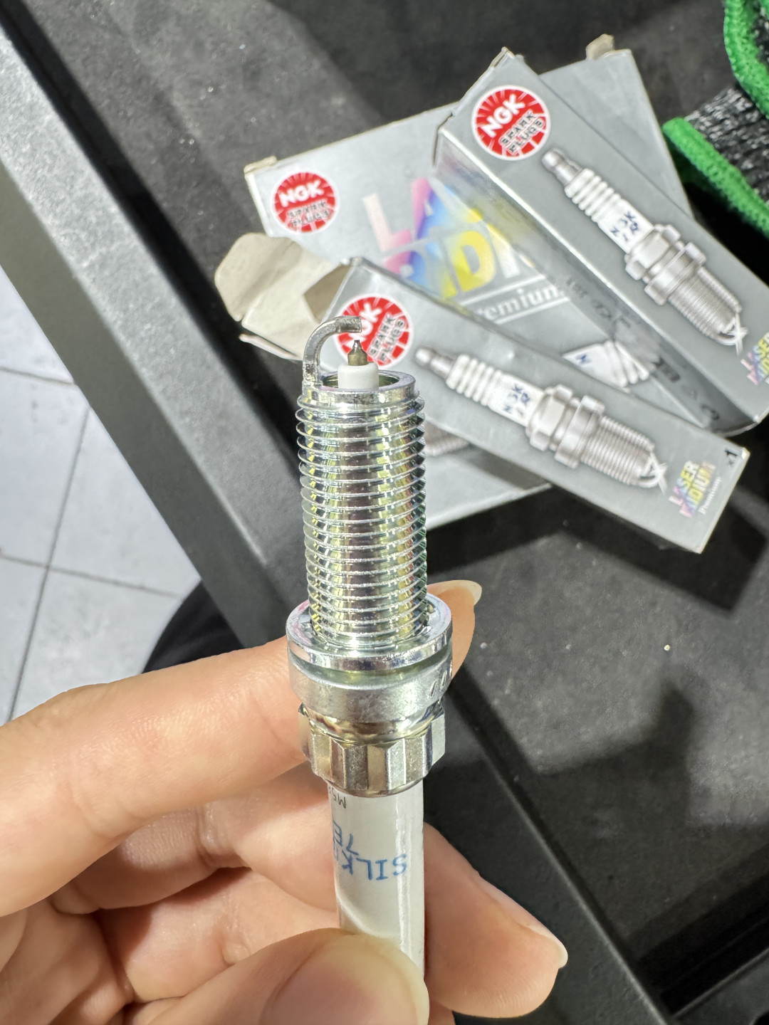 老车怠速抖、顿挫别急着换火花塞:先拆下来,颜色就是发动机的体检报告