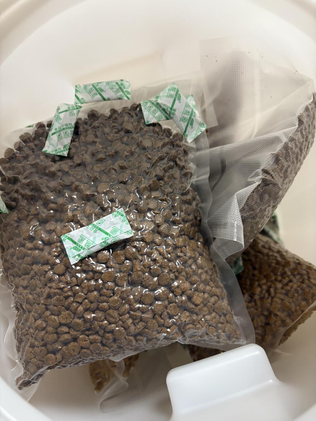 双11大袋猫粮到手:倒桶还是带袋装,先算你能喂多少天