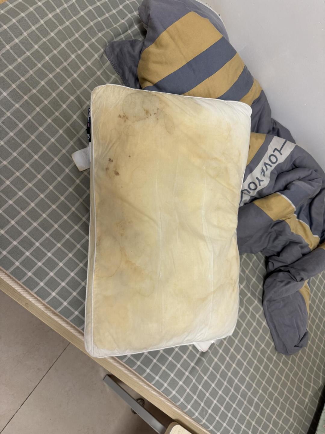 枕芯发黄,先对折试一下再决定洗不洗:能救的用氧漂泡,双氧水暴晒那招别照抄