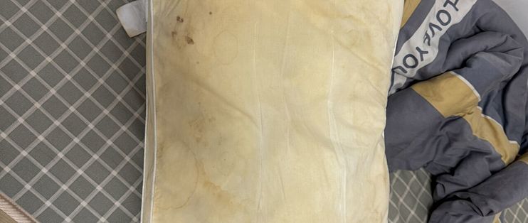 枕芯发黄，先对折试一下再决定洗不洗：能救的用氧漂泡，双氧水暴晒那招别照抄