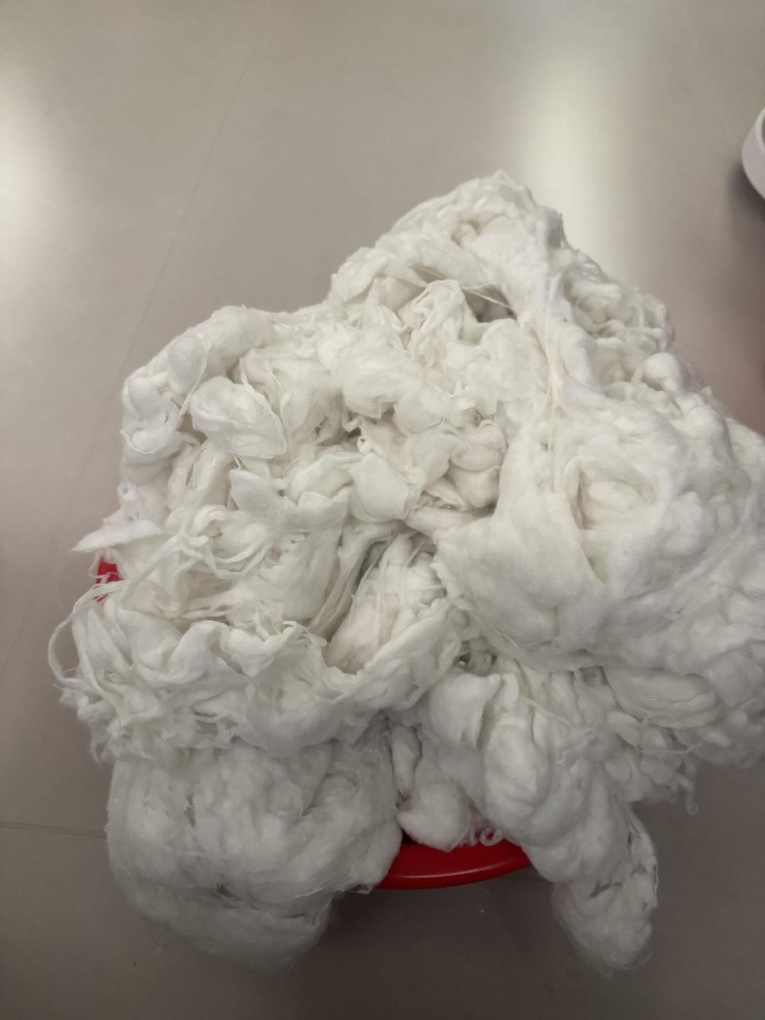 枕芯发黄,先对折试一下再决定洗不洗:能救的用氧漂泡,双氧水暴晒那招别照抄