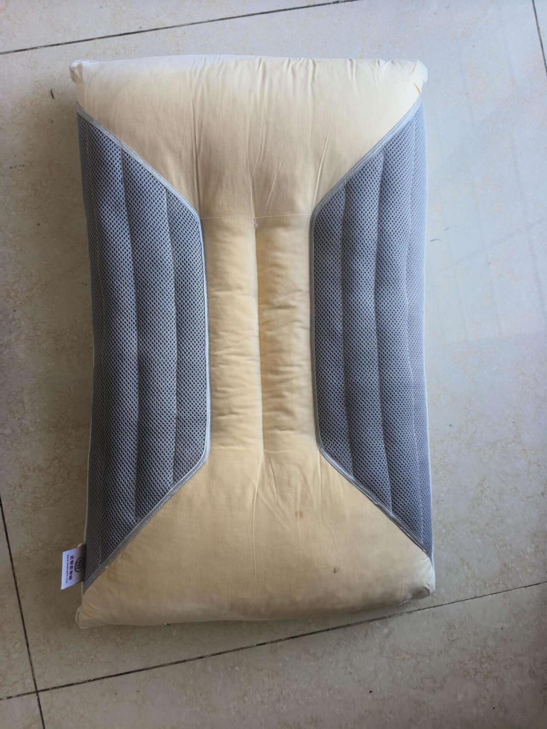 枕芯发黄,先对折试一下再决定洗不洗:能救的用氧漂泡,双氧水暴晒那招别照抄