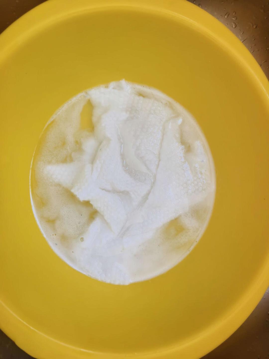 枕芯发黄,先对折试一下再决定洗不洗:能救的用氧漂泡,双氧水暴晒那招别照抄