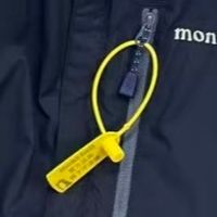 早秋通勤的叠穿答案：一件双面防风马甲，抗温差又体面