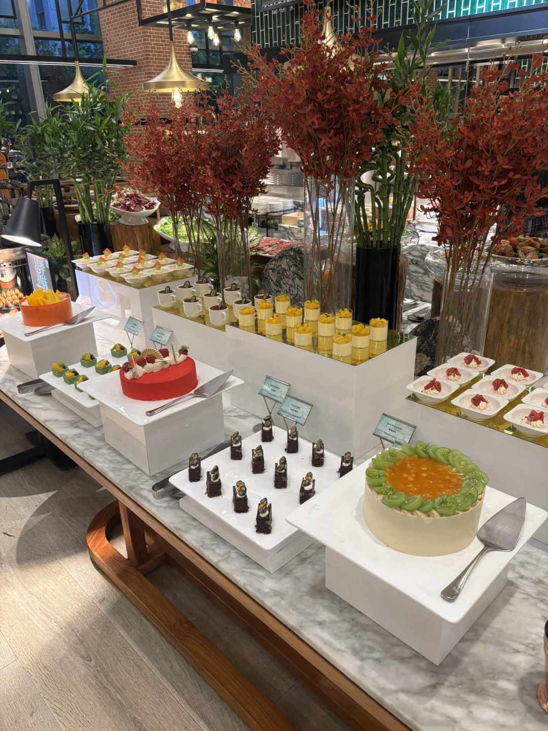 高星酒店双11集体卖“吃”:12条城市自助餐券的官方价与转卖价对完,囤券先过四道墙、算清两笔账
