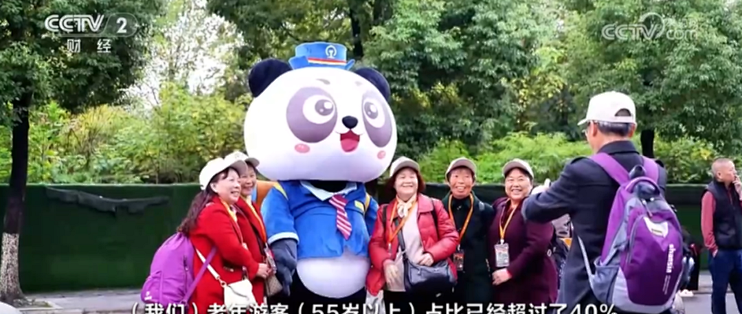全国古镇的酒吧，淡季都应该改为老年KTV