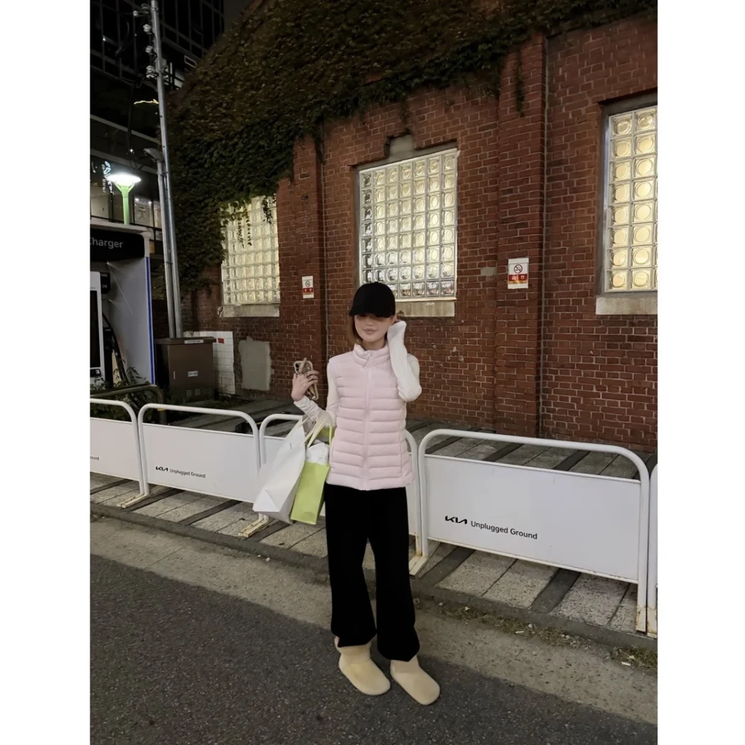 「东北真的不适合穿羽绒马甲」40条评论 vs 「一件马甲让衣柜复活」1057赞:对完88g和54g两张吊牌、79到239的价签台阶和气象局那份冷暖起伏预报,双11加购的这件马甲是场景题,不是鸡肋题