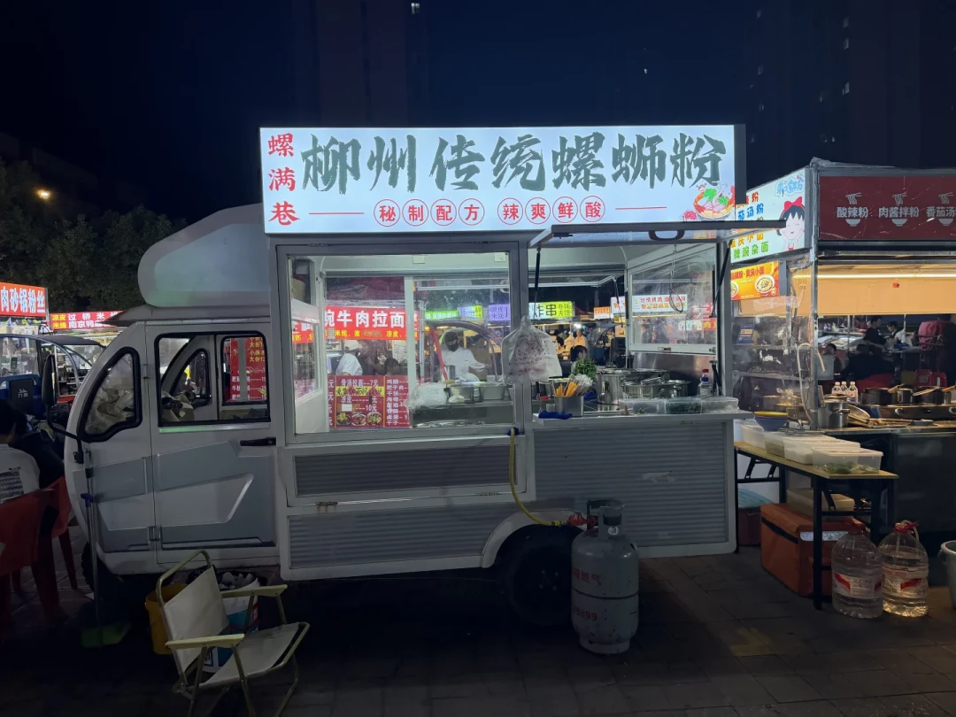 「2000学费只教刷油」撞上「30串汤料70块发货」:降温后的摆摊旺季,先别急着交学费,把学费、装备、货源这三本账对完