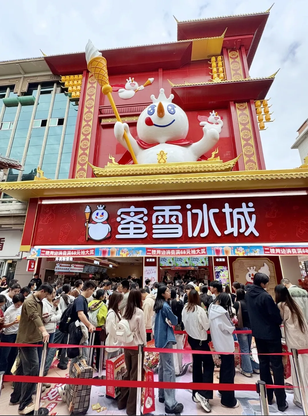新疆咖啡战事:瑞幸落地65家、星巴克开顶配非遗旗舰店