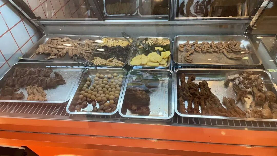 肯德基的“兄弟”开20平热卤店,抢食卤味三巨头生意?