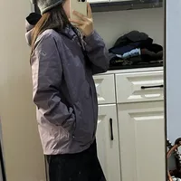 同一件冲锋衣的“实付价”，在首波夜评论里散出733到1800+的区间：付尾款前，先把券、价保、退货重拍三本账对清楚