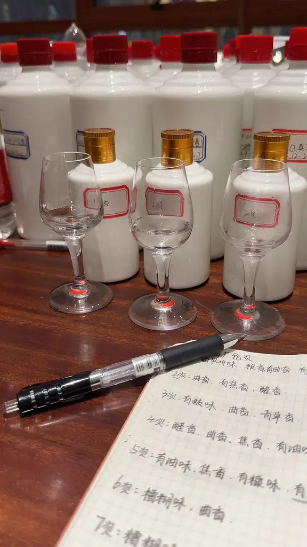 赤水河的酒厂这几天都在“下沙”,你收藏的轮次表其实是勾调师的投料单:把全网7张表对完才明白,单轮次酒值不值得买,先分清三个时间差