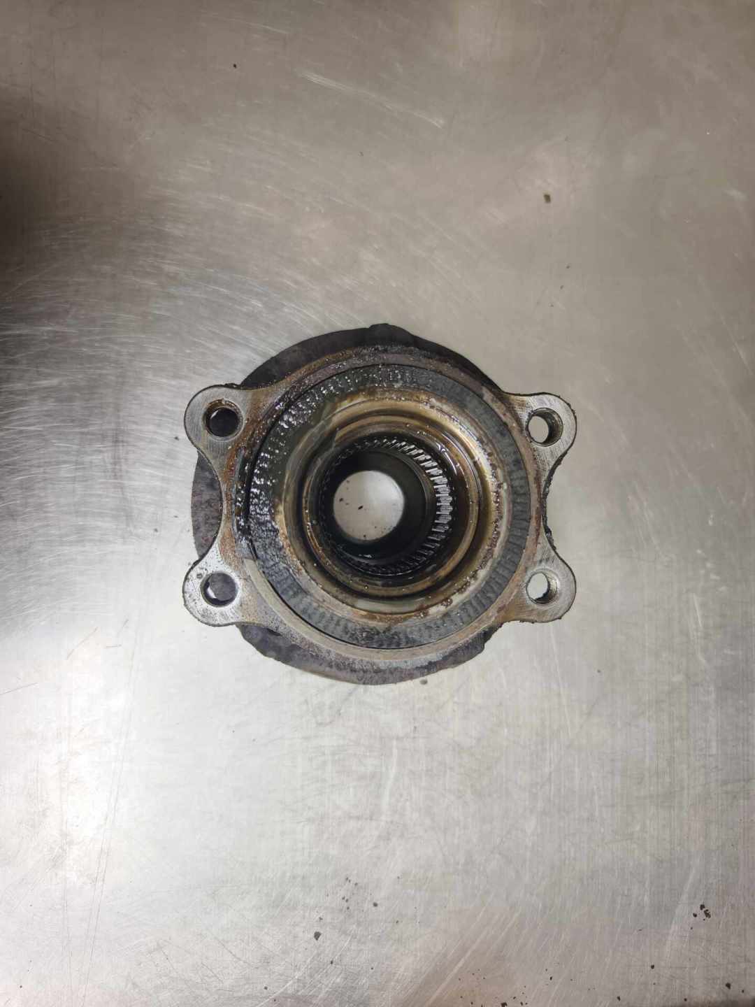 4S报1400、途虎到店1600、京东一只工时300、朋友店两只680:对完10份真实报价、9套“胎还是轴承、换芯还是换轴头、换一只还是一对”打架口径和10起白换胎、误诊实录,今冬第一波冷空气里的“嗡嗡”声,先别赖轮胎