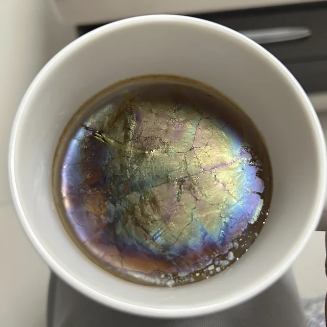 泡好忘喝的张一元放出一层"彩色膜"：霉了？脏了？还是"油光证明茶好"？三派说法撞上一篇《茶叶科学》实验——大缸子党的喝不喝、洗杯、选水三笔账一次摊完