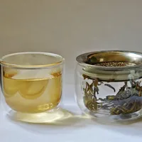 泡好忘喝的张一元放出一层"彩色膜"：霉了？脏了？还是"油光证明茶好"？三派说法撞上一篇《茶叶科学》实验——大缸子党的喝不喝、洗杯、选水三笔账一次摊完